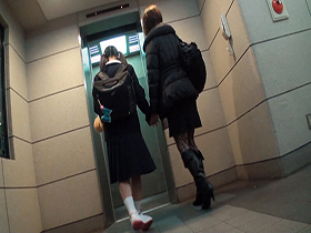 親同伴円交 親に手を引かれ円交させられるパイパン娘　サンプル画像09